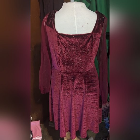 Red velvet star dress - Picture 3 of 3